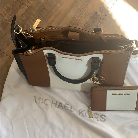 100% Authentic MK Purse w/ a matching wallet - Picture 2 of 3